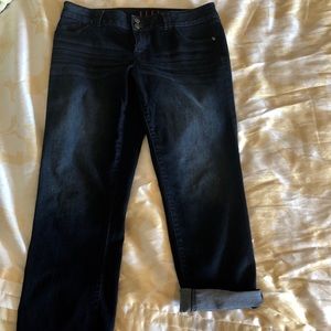 Elle boyfriend jeans.